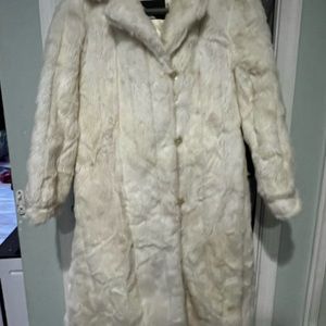 Vintage women’s size 10 coat no rips or stains.